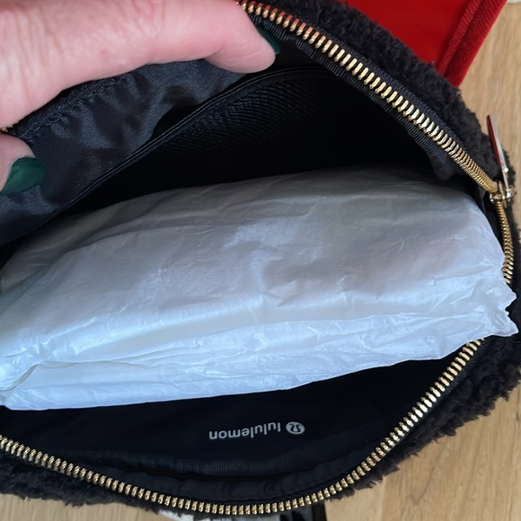 Lululemon NWT Everywhere 2L Fleece Belt Bag, includes reusable Lululemon bag - Picture 14 of 15
